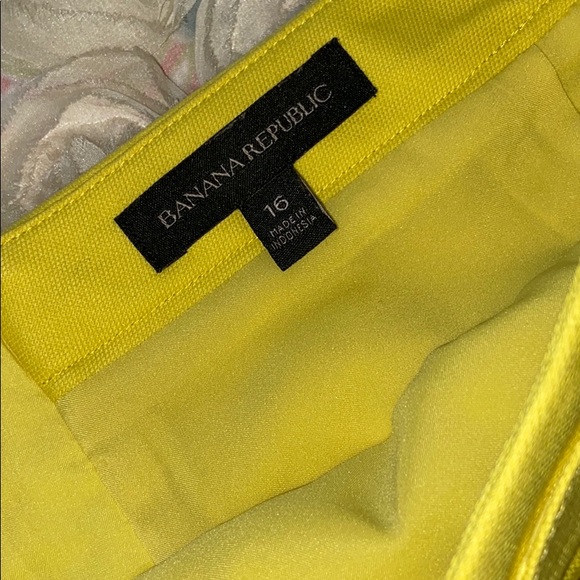 Banana Republic - Scallop Trim Mini Skirt - Picture 2 of 4